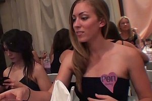 给女主人舔脚视频vk